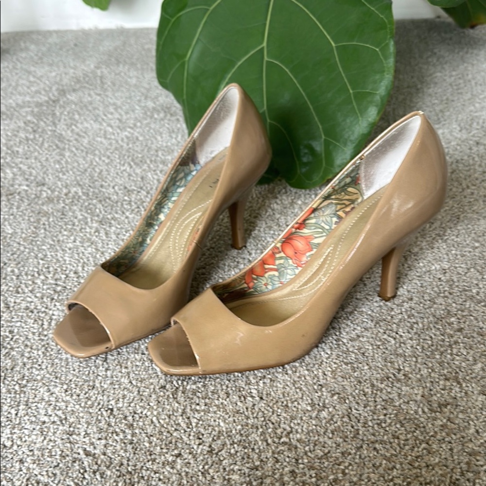 Elegant Tahari Tan Peep-Toe Heels